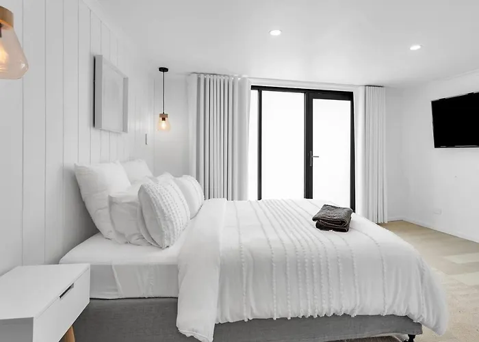 The Family Beachside Escape By Ready Set Stay - House & Guest House